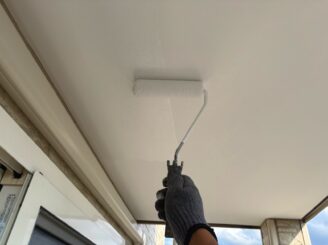 軒天塗装の様子