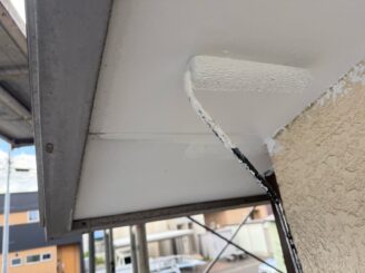 軒天塗装の様子