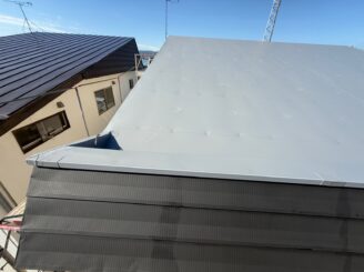 本屋根の防水工事の様子