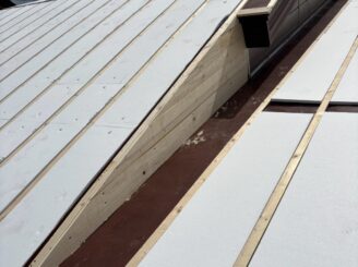 屋根の葺き替え工事の様子