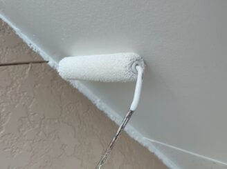 軒天塗装の様子