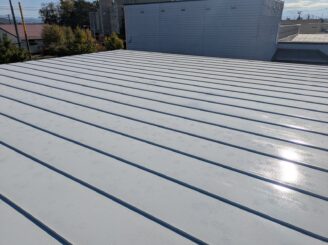 屋根の上塗りの様子