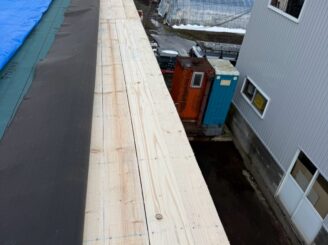 屋根葺き替え工事の様子