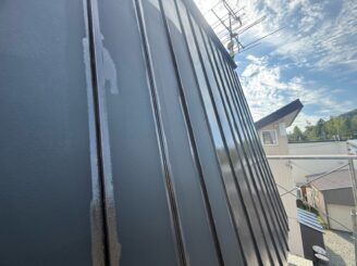 屋根塗装中の様子