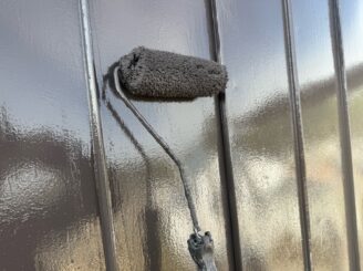 屋根の上塗りの様子