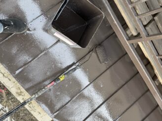 下屋根上塗りの様子