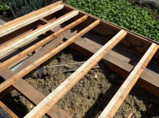 屋根板金葺き替え工事の様子