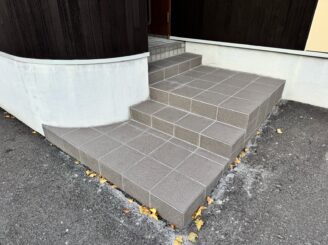 玄関タイル補修の様子