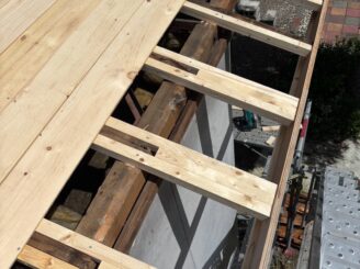 屋根下地補修の様子