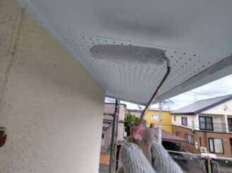 軒天塗装の様子