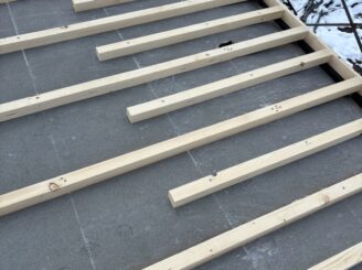 屋根葺き替え工事の様子