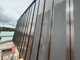 屋根の中塗りの様子