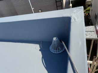 本屋根の防水工事の様子