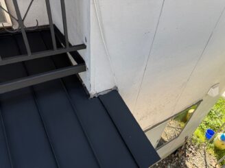 下屋根塗装の様子