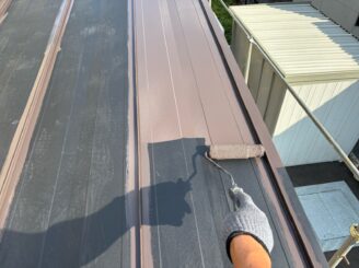 屋根の下塗りの様子