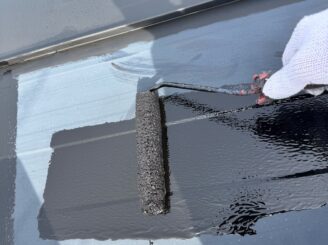 屋根の下塗りの様子