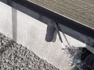 土台水切り塗装の様子