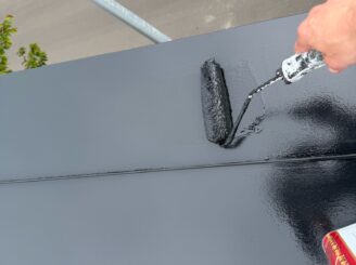 屋根の上塗りの様子