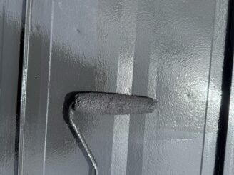 屋根の上塗りの様子