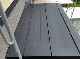 下屋根の塗装の様子