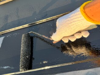 屋根の下塗りの様子