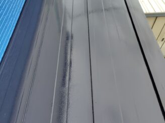 下屋根の塗装後の様子