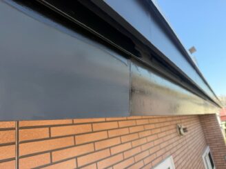 破風の下塗りの様子