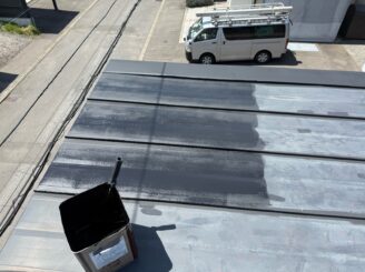 屋根の下塗りの様子