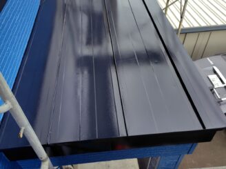 下屋根の塗装の様子