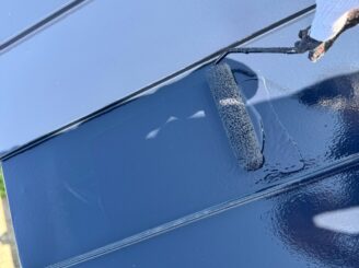 屋根の上塗りの様子