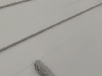 屋根の上塗りの様子