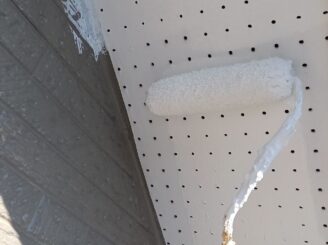 軒天塗装の様子