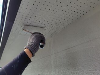 軒天塗装の様子