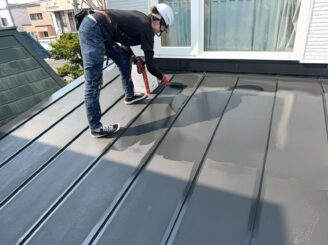 屋根の中塗りの様子