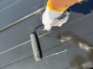 屋根の上塗りの様子