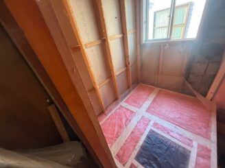 断熱材工事の様子