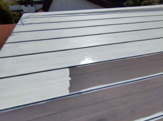 屋根の下塗りの様子