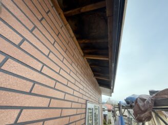 軒天交換の様子