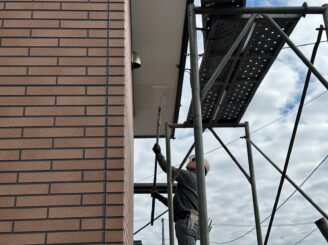 軒天塗装の様子