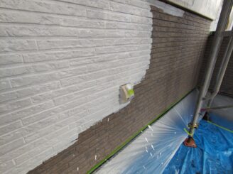外壁の下塗りの様子