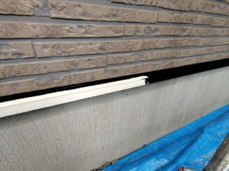 土台水切り下塗りの様子