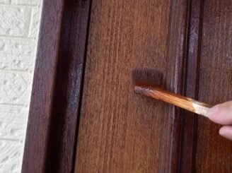 玄関ドア塗装の様子