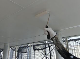 軒天塗装の様子