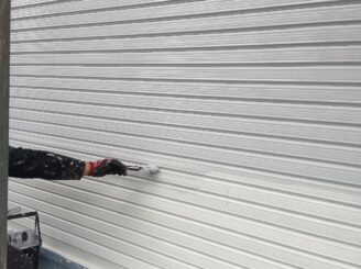 シャッター塗装の様子