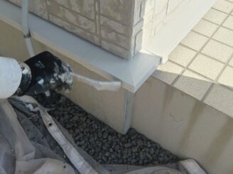 土台水切り塗装の様子