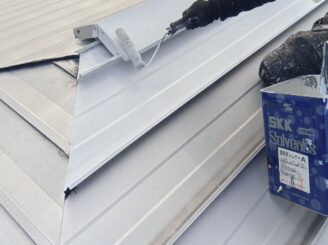 屋根の下塗りの様子