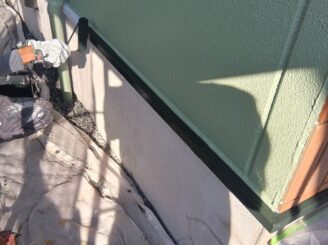 土台水切り塗装の様子