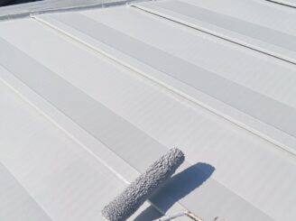 屋根の上塗りの様子