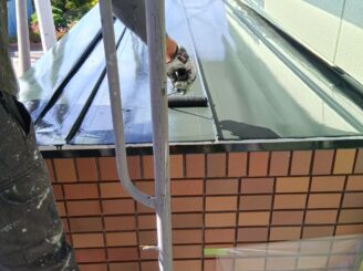 下屋根塗装の様子