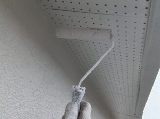 軒天塗装の様子